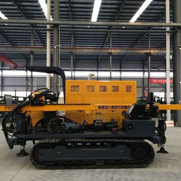 Prędkość 2200 obrotów na minutę Hydraulic Crawler Core Drilling Rig Napędzany przez 74KW Cummins Diesel Engine