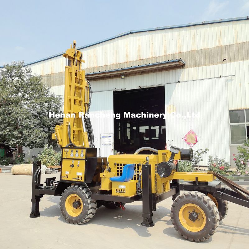 Wiertnica do studni głębinowych typu przyczepowego, głębokość wiercenia 200m, łatwa w obsłudze, zarówno z pompą błotną, jak i kompresorem powietrza